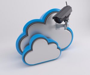 Ilustração em 3D colorida de duas nuvens com uma câmera de segurança acoplada a uma delas.