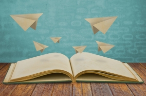 Imagem de livro e folhas do livro