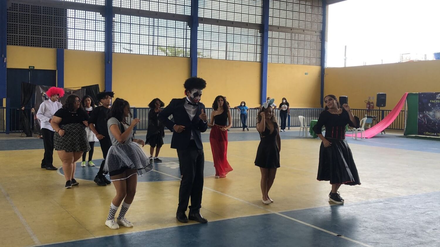 Alunos do FAC dançando